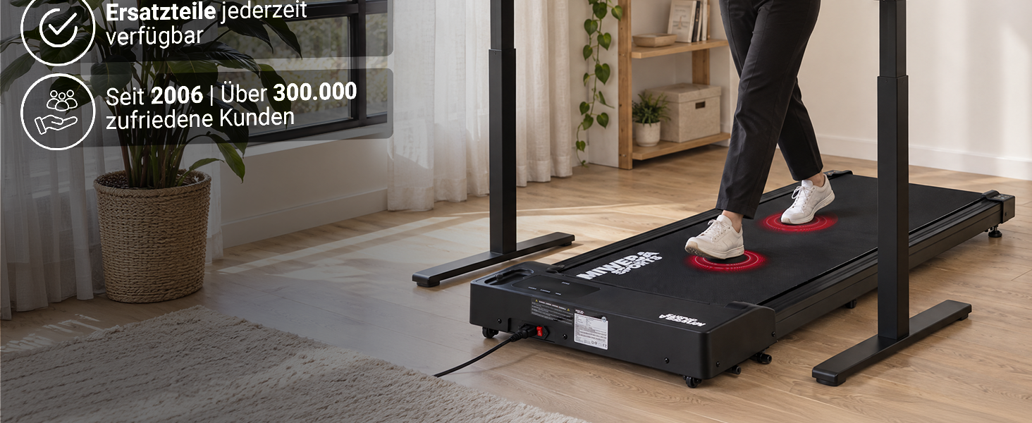 Miweba Sports Laufband – Bewegung am Arbeitsplatz Frau geht auf einem Miweba Sports Laufband unter dem Schreibtisch. Hervorgehoben werden Ersatzteilverfügbarkeit und über 300.000 zufriedene Kunden.